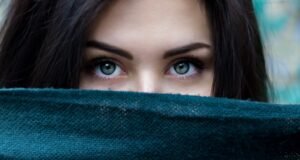 In this comprehensive guide, we'll explore various natural remedies for dry eyes, including lifestyle changes, home remedies, and alternative therapies.